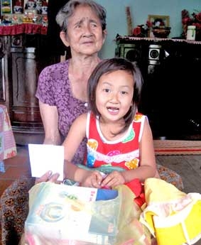 Trao tiền từ thiện