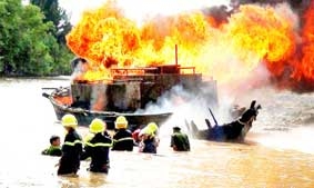 Cháy rụi tàu chở 10.000 lít dầu