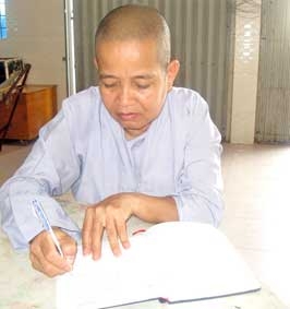 Trao tiền từ thiện