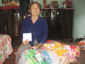 Trao tiền từ thiện