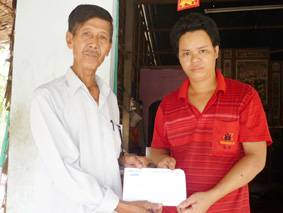 Trao tiền từ thiện