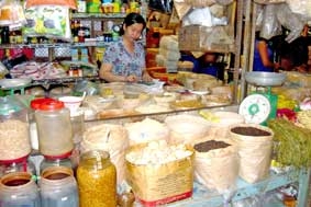 Đường cát giảm giá do cung vượt cầu