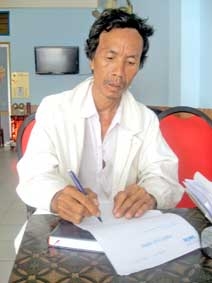 Trao tiền từ thiện