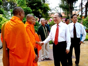 Chúc đồng bào dân tộc Khmer đón Tết Chôl Chnăm Thmây vui tươi, đầm ấm