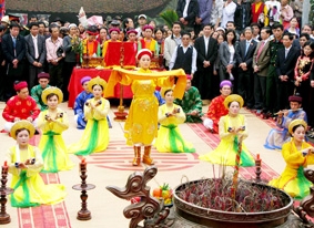 Dâng hương Giỗ Quốc Tổ Lạc Long Quân và Tổ mẫu Âu Cơ