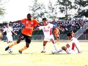 Cả hai "chủ nhà" đều ở thế yếu