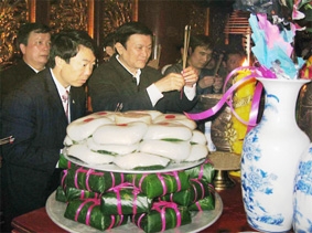 Các đồng chí lãnh đạo Đảng, Nhà nước dâng hương tưởng niệm các Vua Hùng