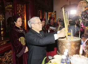 Tổng Bí thư, Chủ tịch Quốc hội Nguyễn Phú Trọng dâng hương tưởng niệm các Vua Hùng