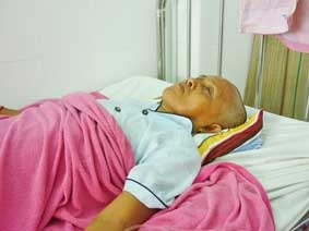 Bà Tây cần giúp đỡ vượt qua cơn bĩ cực