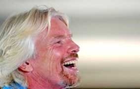 Vì sao tỉ phú trở thành nữ 
tiếp viên hàng không?