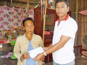 Trao tiền từ thiện