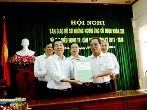Ủy ban MTTQVN thành phố bàn giao hồ sơ những người ứng cử đại biểu Quốc hội và đại biểu HĐND thành phố cho Ủy ban Bầu cử thành phố