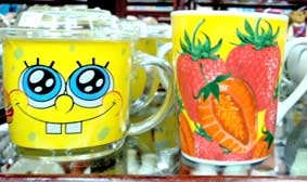 Thận trọng với ly, cốc có màu sắc sặc sỡ...