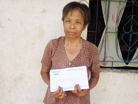 Trao tiền từ thiện