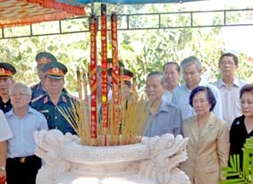 Phó Thủ tướng Trương Vĩnh Trọng dâng hương, tưởng niệm các anh hùng liệt sĩ