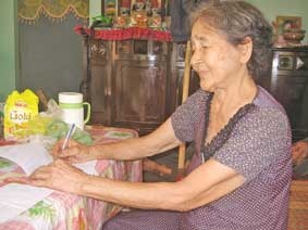 Trao tiền từ thiện