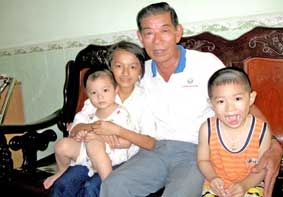 Gương mẫu trong gia đình, nhiệt tình với xã hội