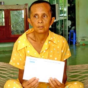 Trao tiền từ thiện