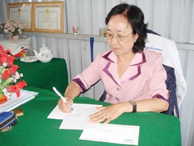 Trao tiền từ thiện