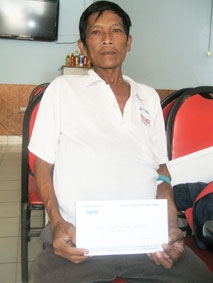 Trao tiền từ thiện