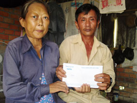 Trao tiền từ thiện