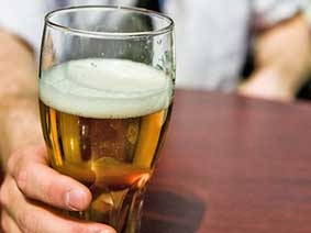 Nhờ cảnh sát mua... bia