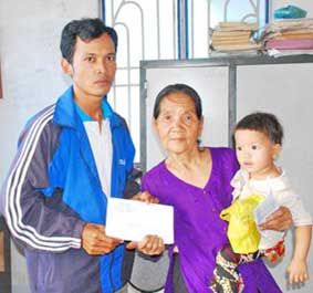 Trao tiền từ thiện