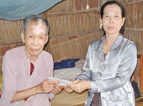 Trao tiền từ thiện