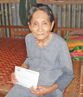 Trao tiền từ thiện