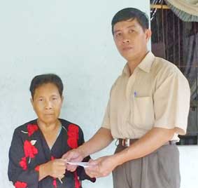 Trao tiền từ thiện