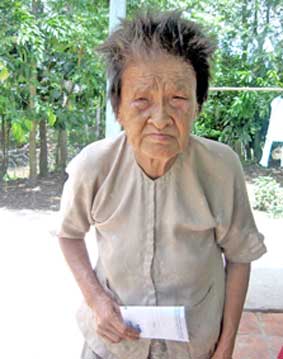 Trao tiền từ thiện