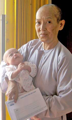 Trao tiền từ thiện