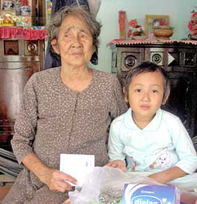 Trao tiền từ thiện