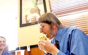 39 năm tiêu thụ 
25.000 chiếc hamburger