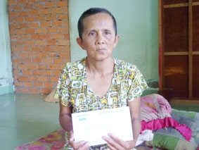 Trao tiền từ thiện