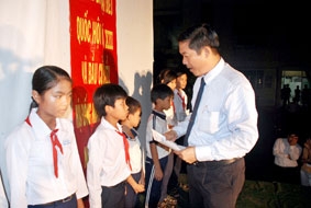 Chung tay tiếp sức học sinh nghèo