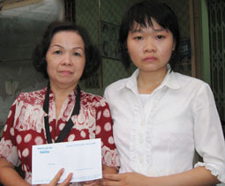 Trao tiền từ thiện