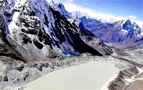 Xuất hiện hồ nước trên đỉnh Everest do biến đổi khí hậu