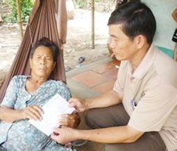 Trao tiền từ thiện