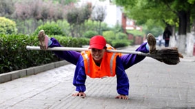 Luyện Thái cực quyền với chổi