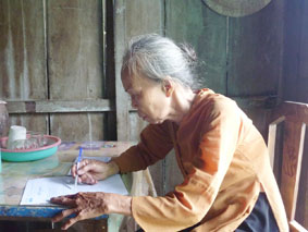 Trao tiền từ thiện