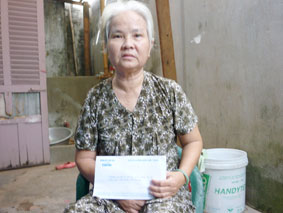 Trao tiền từ thiện