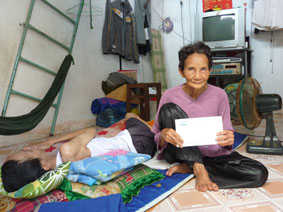 Trao tiền từ thiện