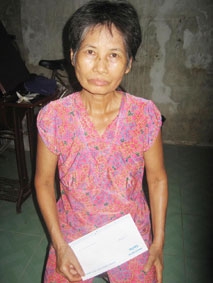 Trao tiền từ thiện