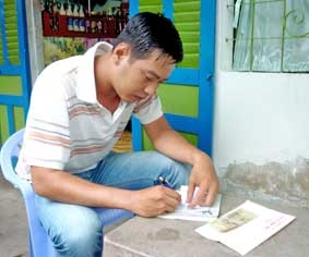 Trao tiền từ thiện