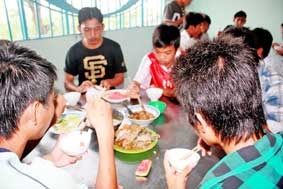 Buồn thay bữa ăn "hội khỏe" !