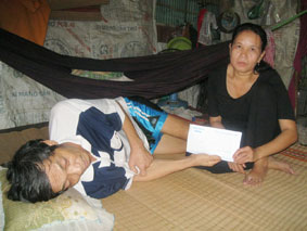 Trao tiền từ thiện