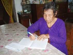 Trao tiền từ thiện