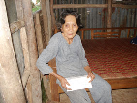 Trao tiền từ thiện