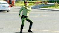Cảnh sát giao thông... múa